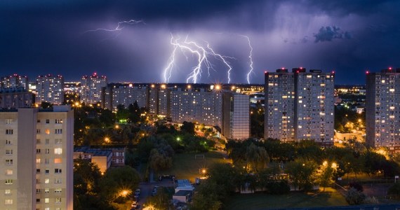 Instytut Meteorologii i Gospodarki Wodnej ostrzega przed burzami i intensywnymi opadami deszczu. Mogą wystąpić niemal w całej Polsce. Na rzekach w woj. wielkopolskim i łódzkim możliwy jest gwałtowny wzrost stanu wód.