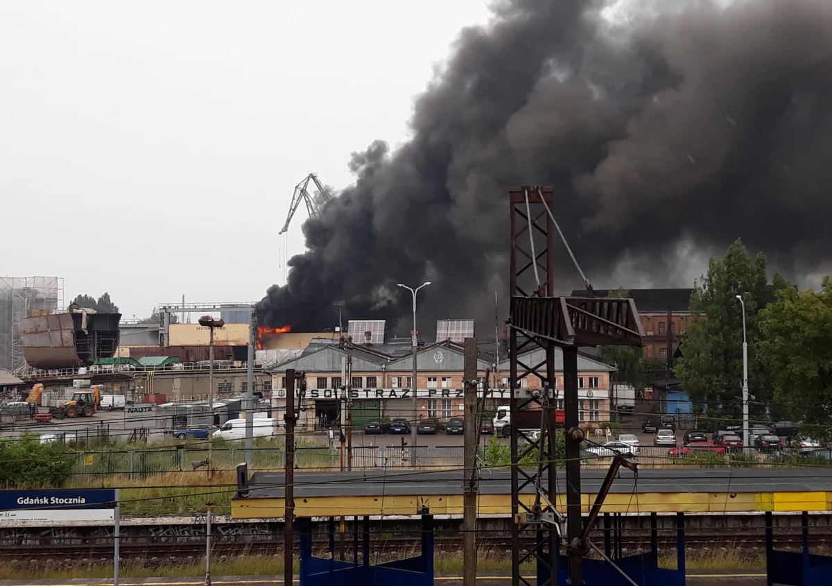 Na terenach dawnej Stoczni Gdańskiej we wtorek około południa wybuchł pożar. Ogień pojawił się w hali magazynowej, w której przechowywano lakiery i farby. Po ok. 3 godzinach pożar został ugaszony. Strażakom w akcji pomogła ulewa, która przeszła nad Gdańskiem. 