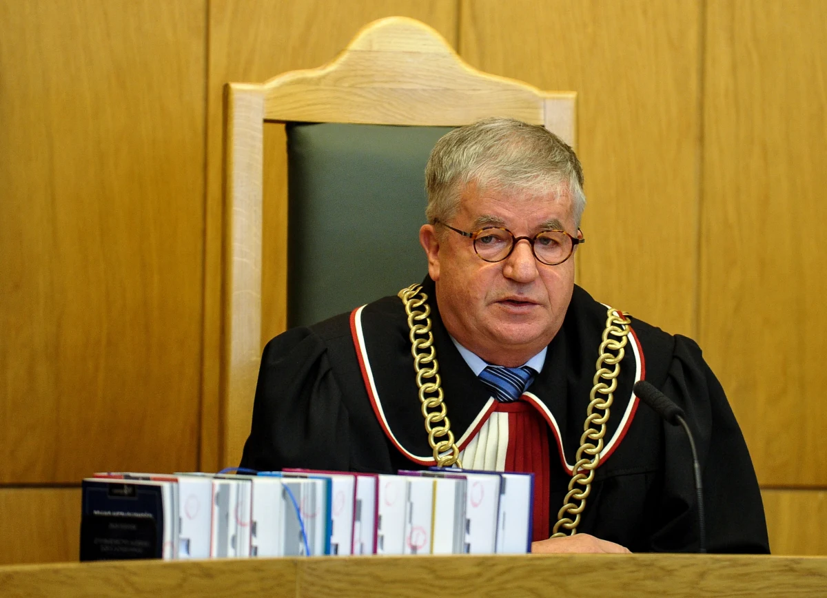 Prof. Andrzej Wróbel, który jutro kończy 65 lat, postanowił przejść w stan spoczynku. Orzekający w SN od 2004, w latach 2011-2017 zasiadający w Trybunale Konstytucyjnym sędzia odchodzi w związku z przepisami nowej ustawy o Sądzie Najwyższym.