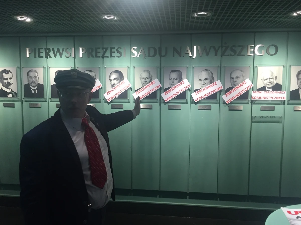 ​Kilkunastu działaczy Konfederacji Polski Niepodległej, z Adamem Słomką na czele, okupują hol siedziby Sądu Najwyższego. Chcą wyrazić swój sprzeciw wobec obecności w sądzie wizerunków sędziów orzekających za czasów komunizmu.