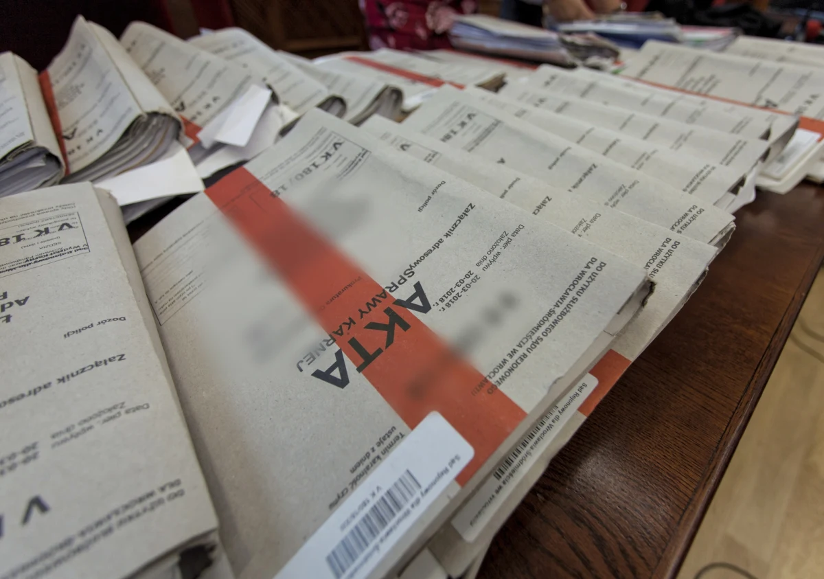 Biegły informatyk sporządzi uzupełniającą opinię na temat zapisu kamery z użytego wobec Igora Stachowiaka paralizatora - zdecydował wrocławski sąd, przed którym we wtorek odbyła się druga rozprawa w procesie ws. śmierci Igora Stachowiaka. Rażony paralizatorem mężczyzna zmarł na komisariacie policji. Zdaniem biegłych przyczyną śmierci była niewydolność krążeniowo-oddechowa.