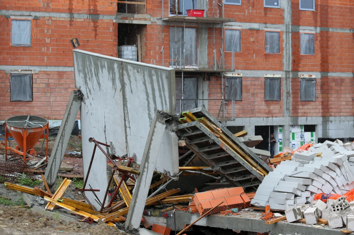 ​Eksplozja była przyczyną zawalenia się budynku w Bielsku-Białej - powiedział asp. szt. Roman Szybiak z bielskiej policji. Doszło do tego nocą z poniedziałku na wtorek. W gruzy zamieniła się połowa budowanego domu wielorodzinnego. Nikt nie został poszkodowany.
