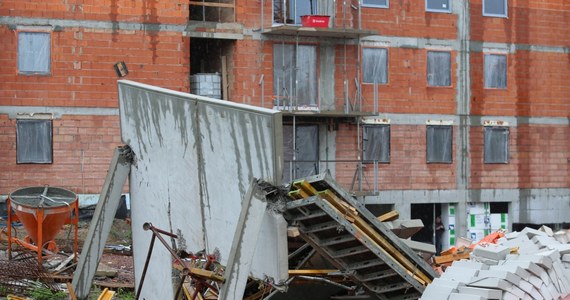 ​Eksplozja była przyczyną zawalenia się budynku w Bielsku-Białej - powiedział asp. szt. Roman Szybiak z bielskiej policji. Doszło do tego nocą z poniedziałku na wtorek. W gruzy zamieniła się połowa budowanego domu wielorodzinnego. Nikt nie został poszkodowany.