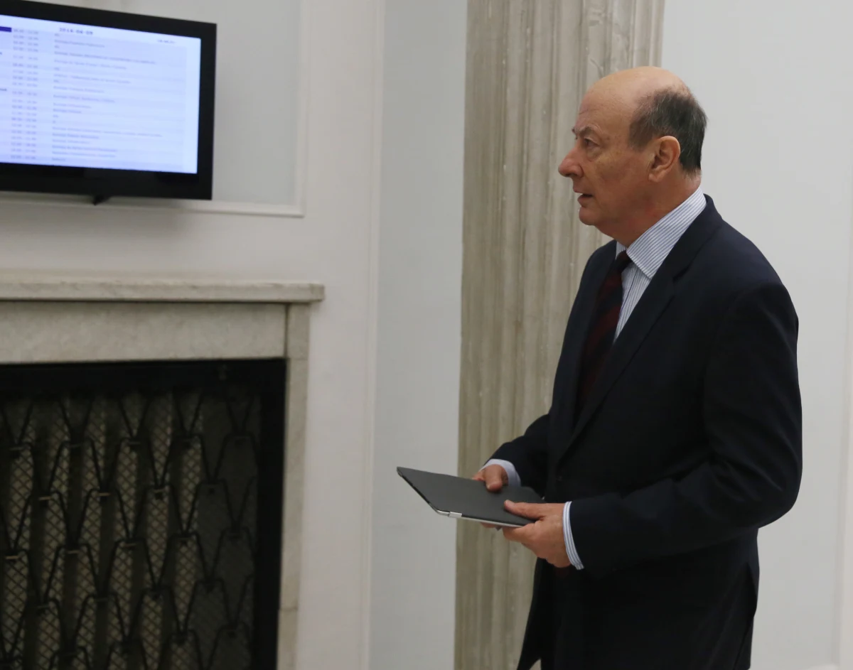 Były minister finansów w rządzie PO-PSL Jacek Rostowski ma składać zeznania przed sejmową komisją śledczą ds. Amber Gold. "Będzie nas interesować jego wiedza na temat sprawy Amber Gold oraz działania, jakie podjął" - powiedziała przewodnicząca komisji Małgorzata Wassermann.