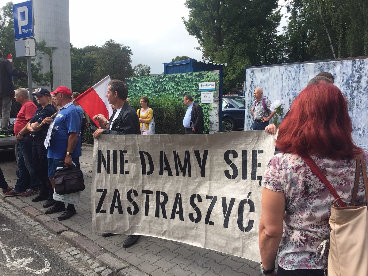 W środę o poranku przed Sejmem zebrała się grupa przedstawicieli Obywateli RP, KOD-u i Strajku Kobiet. To manifestacja pod hasłem "Wiec na zakazanej ziemi". Na Wiejskiej pojawiło się kilkaset osób