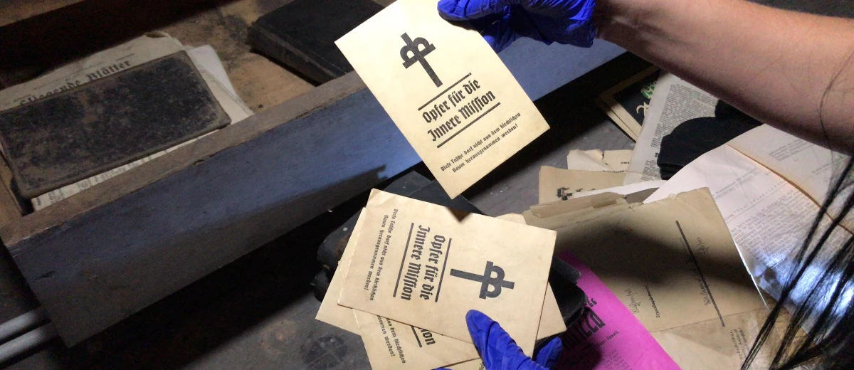 Niezwykła kapsuła czasu otwarta w dolnośląskiej Głuszycy. W ogromnej szafie stojącej za kościelnymi organami odnaleziono kilkaset dokumentów. Większość ma ponad sto lat. Wszystko wskazuje na to, że przez dziesiątki lat nikt ich nie przeglądał, dokładano jedynie nowe dokumenty. Wśród nich są między innymi śpiewniki, zapisy nutowe, gazety i modlitewniki z początku XX wieku.