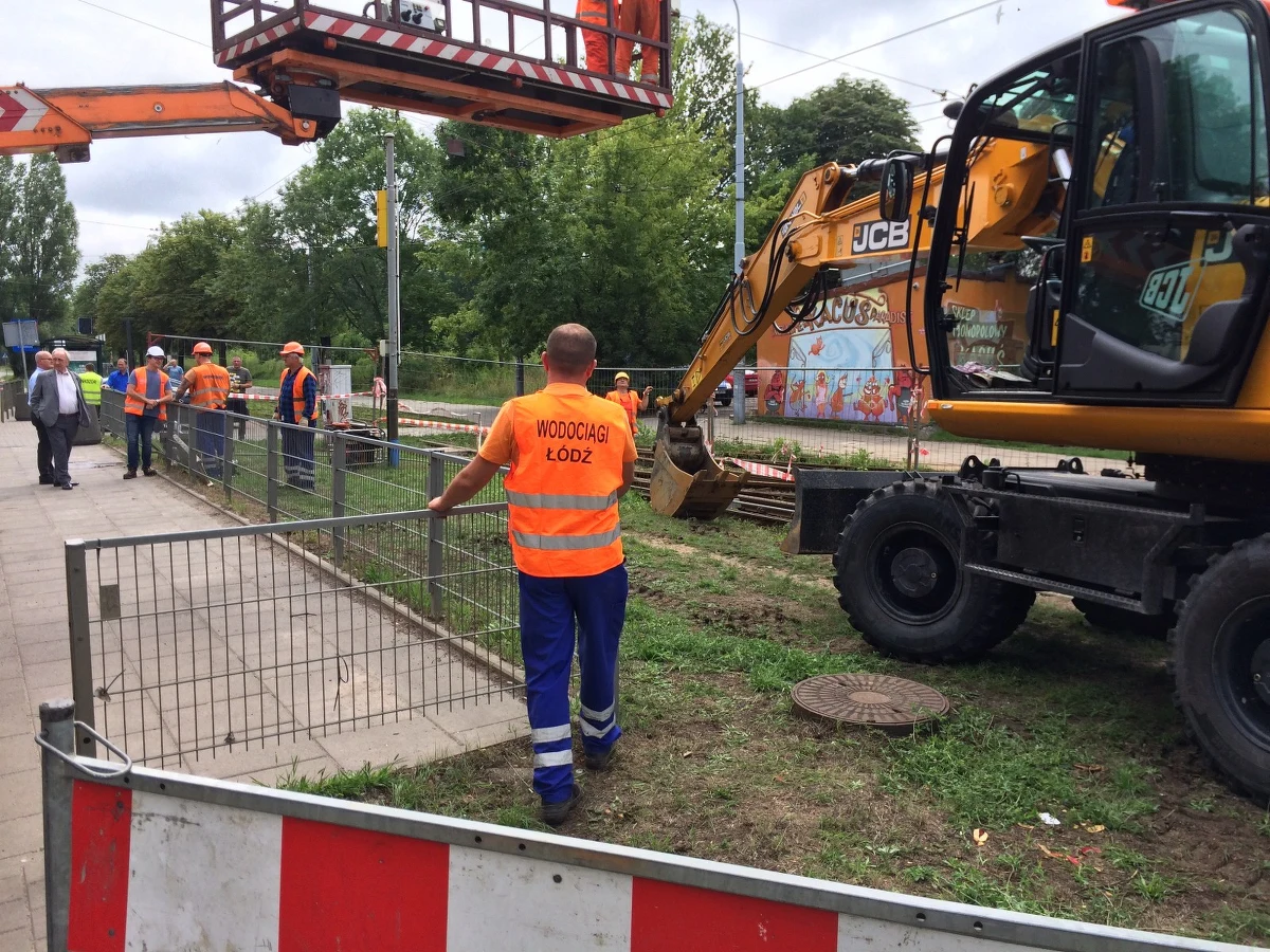 W czwartek powinna zostać usunięta awaria wodociągowa magistrali na ulicy Pomorskiej w Łodzi. Od skrzyżowania z ul. Konstytucyjną nie jeżdżą tramwaje i zastępują je autobusy MPK. 