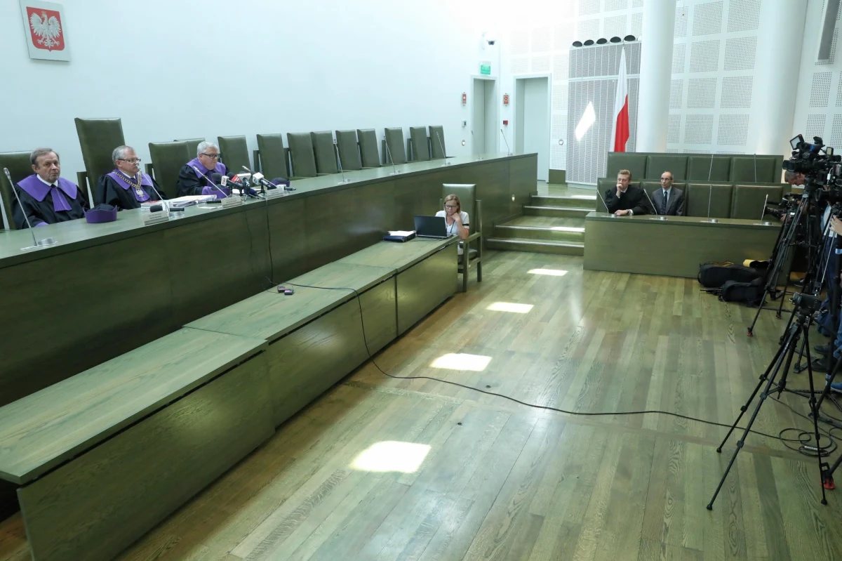 Senat miał wybrać 36 ławników Sądu Najwyższego. Na ich stanowiska zgłosiło się tylko 19 kandydatów. Wybrano 13 osób, ale dwie już zrezygnowały. Jako powód podają polityczny spór wokół Sądu Najwyższego i fakt, że wyboru dokonała tylko jedna partia. Do Sądu Najwyższego wpłynęło kolejne, drugie pismo z rezygnacją osoby, wybranej przez Senat. Tydzień temu ukazało się obwieszczenie Marszałka Senatu o dokonanym wyborze - już wtedy swoją rezygnację złożyła pierwsza z wybranych przez Senat 13 osób.
