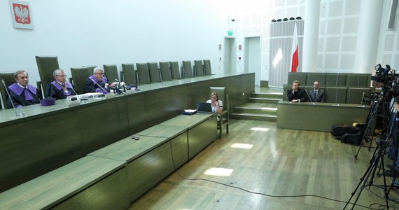 Senat miał wybrać 36 ławników Sądu Najwyższego. Na ich stanowiska zgłosiło się tylko 19 kandydatów. Wybrano 13 osób, ale dwie już zrezygnowały. Jako powód podają polityczny spór wokół Sądu Najwyższego i fakt, że wyboru dokonała tylko jedna partia. Do Sądu Najwyższego wpłynęło kolejne, drugie pismo z rezygnacją osoby, wybranej przez Senat. Tydzień temu ukazało się obwieszczenie Marszałka Senatu o dokonanym wyborze - już wtedy swoją rezygnację złożyła pierwsza z wybranych przez Senat 13 osób.
