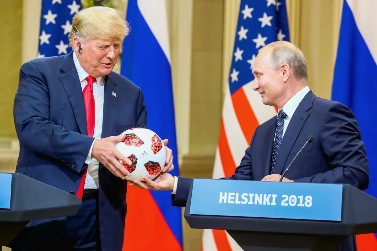 Po spotkaniu na szczycie, a zwłaszcza niezwykłej w swej treści konferencji prasowej Putin-Trump nie ma chyba potrzeby zadawania pytania o to, kto okazał się w Helsinkach zwycięzcą, kto pokazał swoją dominację. Światowa opinia publiczna wydaje się tu w ocenach dość zgodna. Nawet jeśli założyć, że wspierają ją z jednej strony przychylne Putinowi, z drugiej niechętne Trumpowi mniej lub bardziej otwarte "ośrodki" propagandy, właśnie propagandowy wydźwięk spotkania nie mógłby chyba być dla prezydenta USA gorszy. Jest jednak pytanie, które warto zadać. Czy w obliczu tego co się wydarzyło możliwy jest jakiś korzystny dla nas scenariusz, rozwój wypadków, który w istotny sposób nie naruszy polskich interesów? Myślę, że jest możliwy, nawet w paru wariantach, choć głowy za to, że się sprawdzi, oczywiście nie dam. 