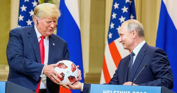 Po spotkaniu na szczycie, a zwłaszcza niezwykłej w swej treści konferencji prasowej Putin-Trump nie ma chyba potrzeby zadawania pytania o to, kto okazał się w Helsinkach zwycięzcą, kto pokazał swoją dominację. Światowa opinia publiczna wydaje się tu w ocenach dość zgodna. Nawet jeśli założyć, że wspierają ją z jednej strony przychylne Putinowi, z drugiej niechętne Trumpowi mniej lub bardziej otwarte "ośrodki" propagandy, właśnie propagandowy wydźwięk spotkania nie mógłby chyba być dla prezydenta USA gorszy. Jest jednak pytanie, które warto zadać. Czy w obliczu tego co się wydarzyło możliwy jest jakiś korzystny dla nas scenariusz, rozwój wypadków, który w istotny sposób nie naruszy polskich interesów? Myślę, że jest możliwy, nawet w paru wariantach, choć głowy za to, że się sprawdzi, oczywiście nie dam. 