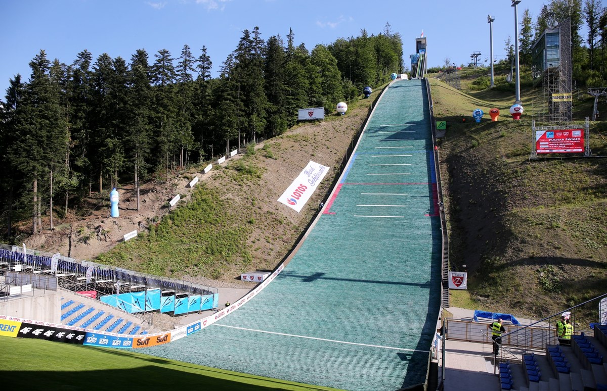 Na skoczni narciarskiej w Wiśle Malince trwają ostatnie przygotowania do zawodów letniego Grand Prix w Skokach. Przygotowania są nerwowe, bo montaż specjalnej siatki, która służy jako wiatrochron, utrudnia padający deszcz. O przygotowaniach do letniego GP w skokach w Wiśle z Andrzejem Wąsowiczem, dyrektorem skoczni rozmawiał Wojciech Marczyk z redakcji sportowej.