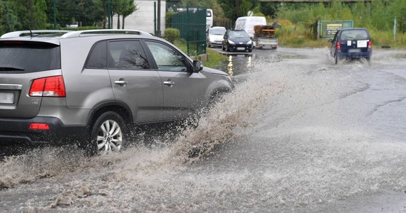 Niebezpiecznie przybywa wody w rzekach. Służby hydrologiczne wprowadziły ostrzeżenia najwyższego stopnia dla Małopolski i Śląska. W kilku miejscach przekroczone już są stany alarmowe na rzekach.