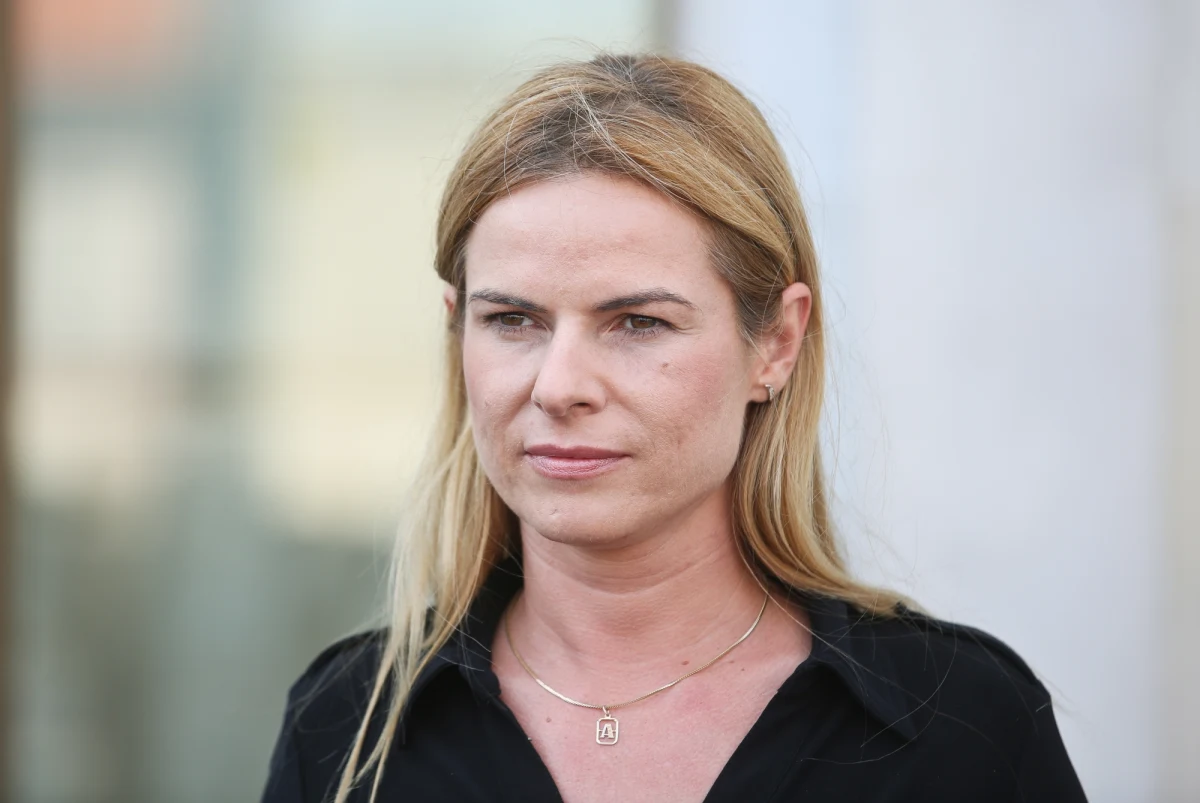 Była posłanka Nowoczesnej Joanna Schmidt (koło Liberalno-Społeczni) w środę po południu wwiozła w bagażniku na teren Sejmu dwie osoby; informację tę potwierdziła Kancelaria Sejmu - podał portal tvp.info. W środę przed Sejmem odbyła się demonstracja, której uczestnicy domagali się nowelizacji ustaw o sądach.