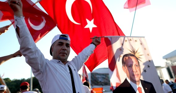 ​W Turcji o północy przestał obowiązywać stan wyjątkowy, który został wprowadzony dwa lata temu po stłumieniu zamachu stanu, którego celem było obalenie prezydenta Recepa Tayyipa Erdogana. Podczas zajść w nocy z 14 na 15 lipca 2016 roku śmierć poniosło 250 osób.