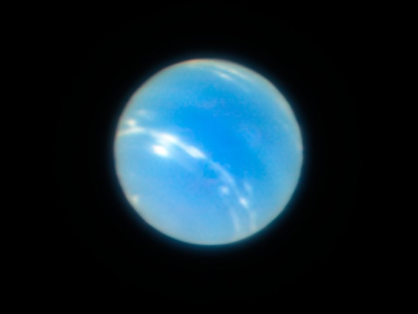 Jak twierdzą naukowcy, z Neptunem stało się coś bardzo dziwnego. W ciągu ostatnich kilku lat blade smugi chmur, które zwykle zdobią jego niebieską atmosferę, prawie zniknęły.