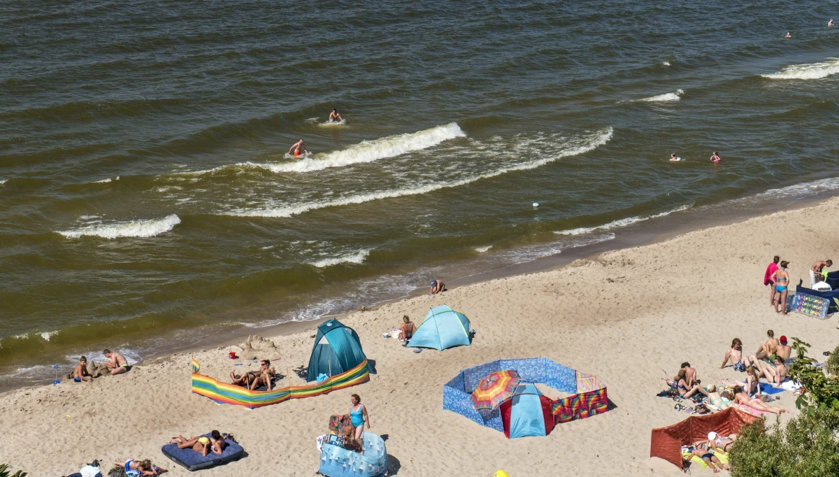 Po zakwicie sinic zamknięto większość kąpielisk nad otwartym morzem w woj. pomorskim. Sanepid podkreśla, że sytuacja jest dynamiczna: kąpieliska mogą zostać otwarte jeszcze tego samego dnia, a inne, jeśli pojawią się sinice, będą zamykane. 