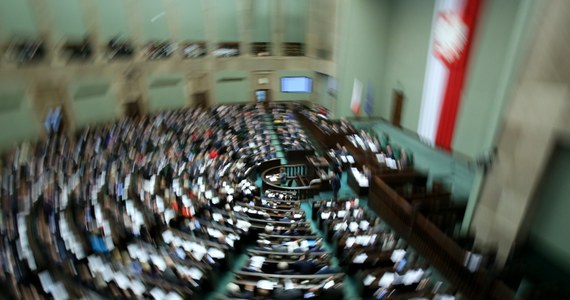 Sejmowa komisja sprawiedliwości i praw człowieka, która debatowała nad projektem PiS nowelizującym ustawy o SN, KRS, sądach i prokuraturze po ponad dwugodzinnej burzliwej dyskusji poparła dwie merytoryczne poprawki.
