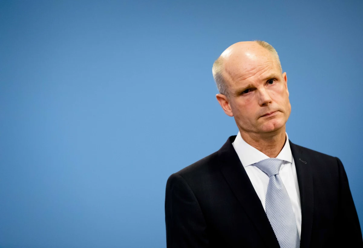 Minister spraw zagranicznych Holandii Stef Blok oświadczył na zamkniętym spotkaniu, że wprowadzenie przez Unię Europejską kwot rozdzielania imigrantów nie uda się z powodu sprzeciwu wschodnioeuropejskich państw członkowskich - podała agencja dpa. Wyraził jednocześnie przekonanie, że w Polsce i Czechach przybysze o innym kolorze skóry spotkaliby się z fizyczną agresją.