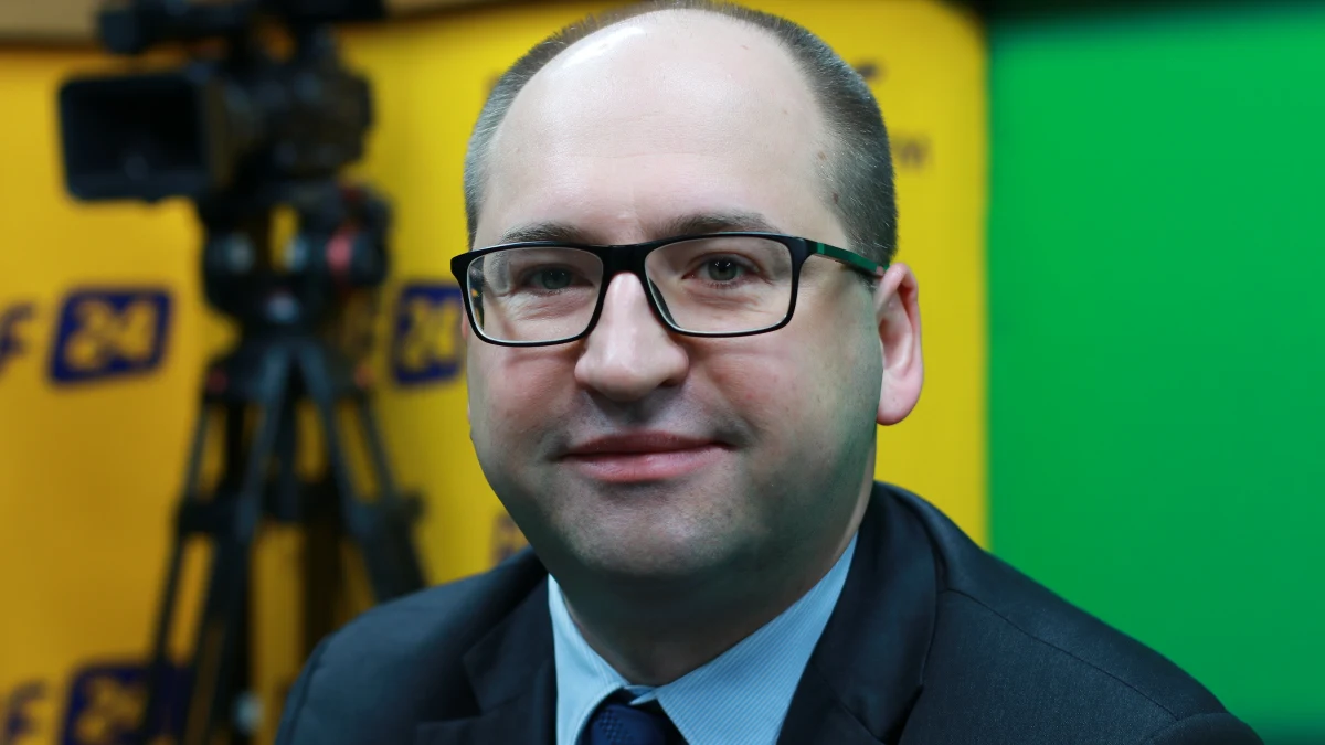 Głosowanie nad prezydenckim projektem postanowienia o zarządzeniu referendum ogólnokrajowego 10-11 listopada odbędzie się zapewne we wtorek lub w środę - powiedział wicemarszałek Senatu Adam Bielan. Jak dodał, nie wie, jak klub PiS zagłosuje w tej sprawie. "Mam pytania do pytań" - powiedział Adam Bielan, gość Rozmowy RMF FM w samo południe. Podkreślił, że nie miał jeszcze okazji zapoznać się dokładnie z treścią pytań przedstawionych przez prezydenta, jednak przyznał: "Wiele pytań jest zasadnych. Przede wszystkim to, czy Polacy widzą potrzebę zmian w konstytucji". Gość Marcina Zaborskiego nie chciał jednak odpowiedzieć, które z zaproponowanych przez prezydenta pytań budzi jego wątpliwości. Zaznaczył jednak, że jest sceptyczny wobec proponowanego terminu przeprowadzenia referendum. "Z dwóch powodów. Po pierwsze - to okrągła, setna, rocznica odzyskania przez Polskę niepodległości. Po drugie - są wątpliwości zgłaszane przez PKW" - przyznał w RMF FM wicemarszałek Senatu.