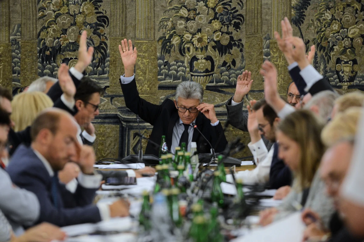 Po dziesięciogodzinnej burzliwej debacie sejmowa komisja sprawiedliwości i praw człowieka poparła minionej nocy przyjęcie projektu Prawa i Sprawiedliwości nowelizującego ustawy o Sądzie Najwyższym, Krajowej Radzie Sądownictwa, sądach i prokuraturze. Komisja poparła również niemal 40 poprawek: prawie wszystkie przyjęte poprawki zostały zgłoszone przez posła PiS Marka Asta, a tylko jedna przez Biuro Legislacyjne Sejmu. Żadna z poprawek opozycji nie zyskała natomiast aprobaty komisji. Teraz projekt nowelizacji trafi do drugiego czytania w Sejmie.