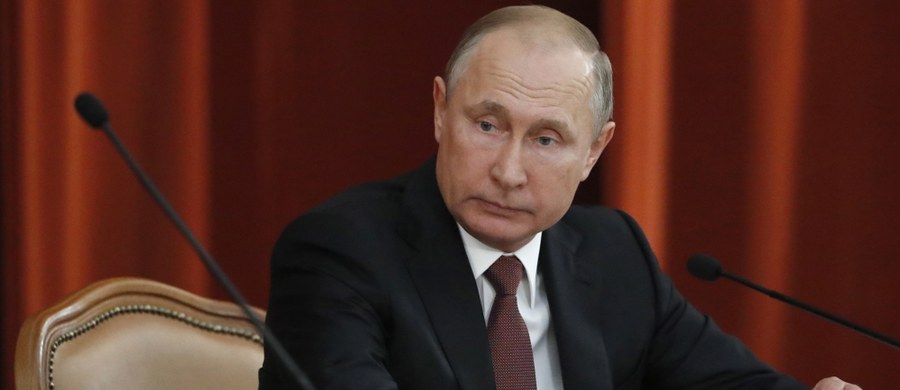 Prezydent Rosji Władimir Putin miał przedstawić Donaldowi Trumpowi pomysł przeprowadzenia w Donbasie referendum. Miałoby to pomóc w rozwiązaniu konfliktu we wschodniej Ukrainie. Taką informację podała w piątek agencja Bloomberg powołując się na źródła w rosyjskim MSZ.