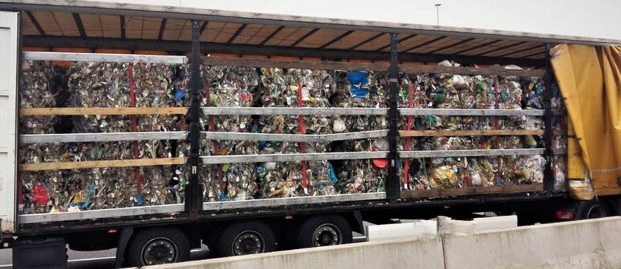Ciężarówki wiozące z Włoch i Niemiec ponad 70 ton niebezpiecznych odpadów zostały zatrzymane podczas kontroli prowadzonej przez śląską Służbę Celno-Skarbową. Z dokumentów wynikało, że odbiorcami odpadów miały być dwie śląskie firmy - poinformowała w piątek Izba Administracji Skarbowej w Katowicach.