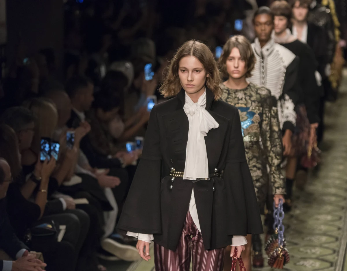 Ekskluzywny brytyjski dom mody Burberry zniszczył produkty o wartości ponad 28,5 miliona funtów: w tym torebki, odzież, buty i perfumy. To dane opublikowane zaledwie za ubiegły rok. Firma rutynowo niszczy niesprzedane produkty, by nie trafiły one na rynek za ułamek swojej oficjalnej ceny. 