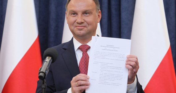 Do Senatu trafił projekt postanowienia o zarządzeniu referendum ogólnokrajowego dotyczącego zmian w konstytucji, które miałoby się odbyć w dniach 10-11 listopada. Andrzej Duda w swoim piątkowym oświadczeniu przedstawił 10 pytań, jakie znalazły się w jego projekcie. O tym, czy referendum dojdzie do skutku zdecyduje Senat. Opozycja ostro krytykuje projekt. "Referendum składające się z 10 pytań przypomina bardziej konsultację internetową. Można by to było zrobić przez internet, byłoby taniej" - twierdzi Jakub Stefaniak, rzecznik PSL. Z kolei rzeczniczka Prawa i Sprawiedliwości powiedziała, że prezydent ma prawo pytać o rzeczy ważne, ale "musimy brać pod uwagę zastrzeżenia PKW".