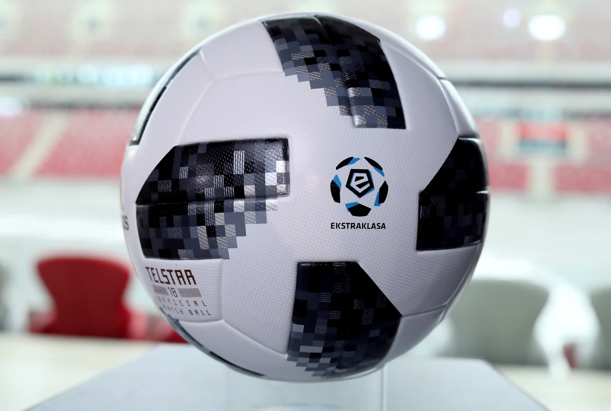 Mundial 2018 to już historia, ale kolejna historia będzie się działa na naszych oczach. Dziś wieczorem rusza kolejny sezon piłkarskiej Lotto Ekstraklasy. 16 drużyn powalczy o zaszczytny tytuł mistrza Polski. W tym gronie są dwa nowe zespoły – Miedź Legnica i Zagłębie Sosnowiec. Na papierze nie wyglądają rewelacyjne, ale nasza liga jest na tyle nieprzewidywalna, że niczym zaskakującym będzie wysokie miejsce jednej z tych drużyn.
