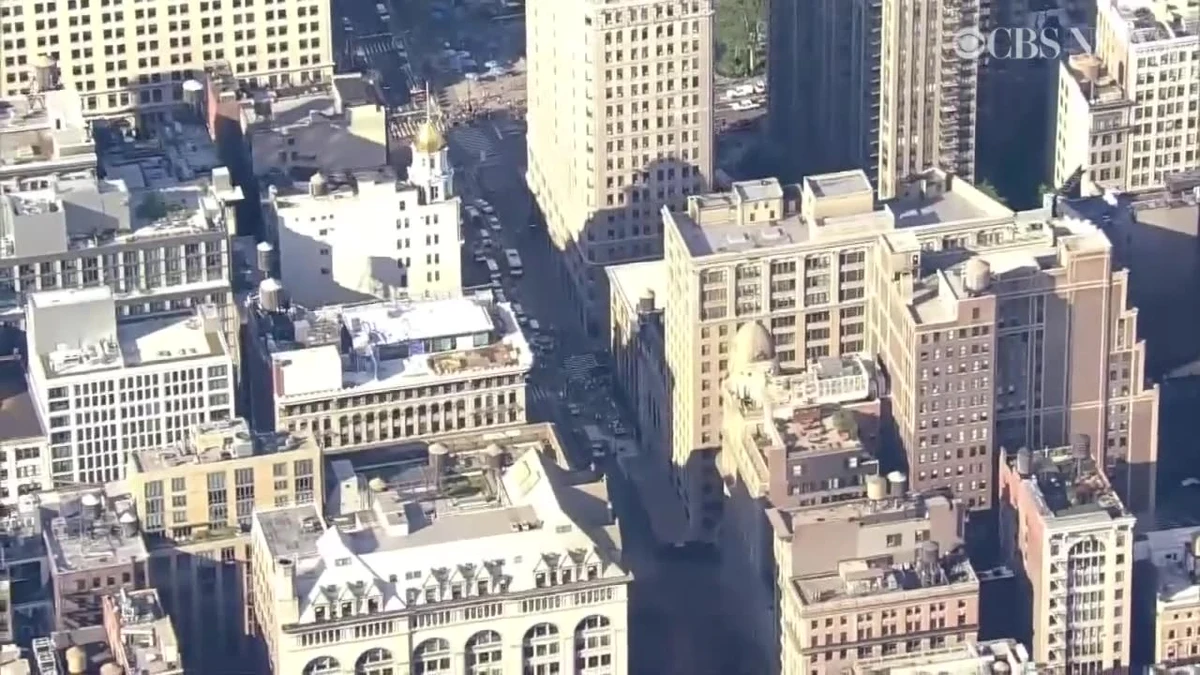 Spory krater utworzył się na Manhattanie po rozszczelnieniu i wybuchu rurociągu ciepłowniczego. W sprawie wszczęto śledztwo, a służby przystąpił do oględzin miejsca zdarzenia. Władze miasta zaapelowały do mieszkańców o wyrzucenie ubrań, które pokrył pył. Burmistrz Nowego Jorku Bill de Blasio obiecał zwrot kosztów za zniszczoną odzież. W zdarzeniu nikt poważnie nie ucierpiał. Rurociąg miała około pół metra średnicy i został ułożony w 1932 roku.