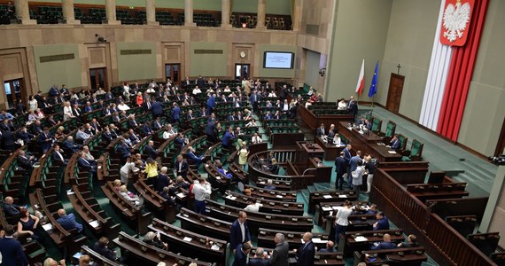 Sejm znowelizował Kodeks wyborczy, wprowadzając zmiany w ordynacji do Parlamentu Europejskiego. Według noweli każdy okręg w wyborach do PE ma mieć przypisaną konkretną liczbę - co najmniej trzech - posłów wybieranych do europarlamentu. 
