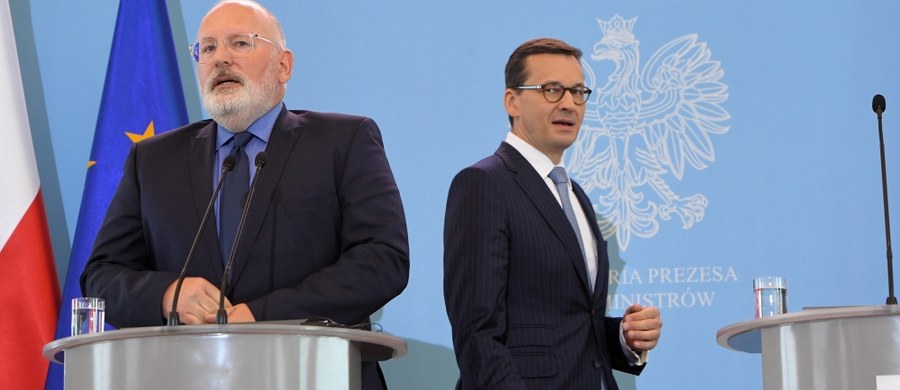 Wiceprzewodniczący Komisji Europejskiej Frans Timmermans ostrzegł w wywiadzie dla "Financial Times" władze Polski i Węgier przed sporami z Unią Europejską, tłumacząc, że "w pewnej chwili (...) ktoś przy stole zacznie pytać: ‘Czy na pewno jesteście z nami?’".