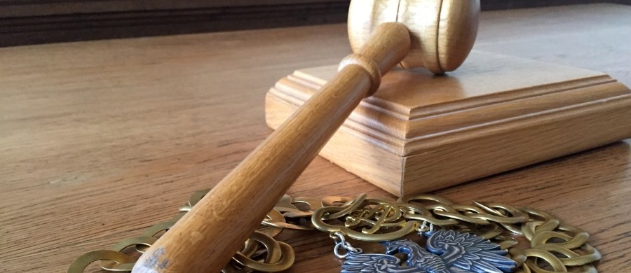 ​Rzeszowski sąd rejonowy zdecydował w piątek o dwumiesięcznym areszcie dla trzech osób podejrzanych w śledztwie dot. przywłaszczenia prawie 30 mln złotych na szkodę Sądu Apelacyjnego w Krakowie. Postanowienie sądu nie jest prawomocne, co oznacza, że strony mogą złożyć zażalenie, ale jest wykonalne, czyli że podejrzani od razu trafiają do aresztu.