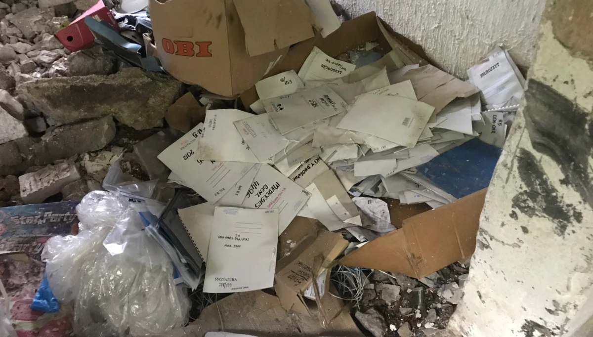 W śledztwie w sprawie akt sądowych i kart do głosowania palonych w oborze w Gołaszewie (Mazowieckie) trwają oględziny kilku ton dokumentów. Firma, która miała palić akta w ramach eksperymentu naukowego, sama zgłosiła się na policję. 