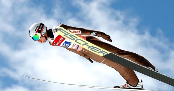 Kamil Stoch wygrał, a drugi był Piotr Żyła w piątkowych kwalifikacjach do niedzielnego konkursu Letniej Grand Prix w skokach narciarskich w Wiśle. Kwalifikacje przebrnęło także pozostałych dziewięciu Polaków.