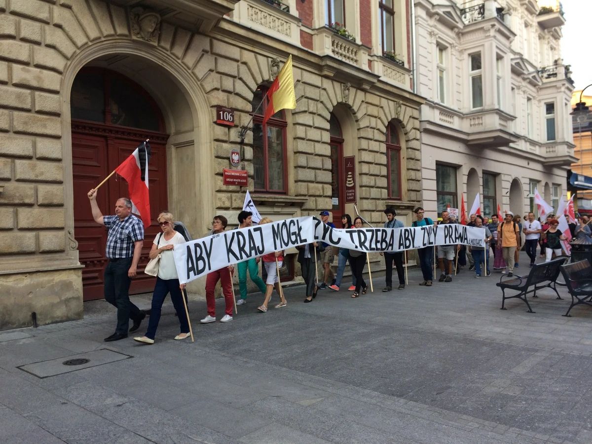 ​Kilkadziesiąt osób w piątek wzięło udział w przemarszu pod tytułem: "Requiem dla sądów" w Łodzi. Uczestnicy tego niemego protestu przeszli ulicą Piotrkowską od siedziby Wojewódzkiego Sądu Administracyjnego do budynku Sądu Okręgowego. W ten sposób łodzianie podkreślali brak zgody na aktualnie wprowadzaną reformę sądownictwa w Polsce.