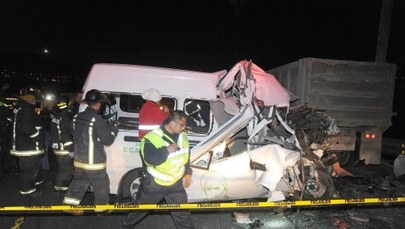 Tragedia na autostradzie w Meksyku. 13 ofiar śmiertelnych zderzenia minibusa i ciężarówki