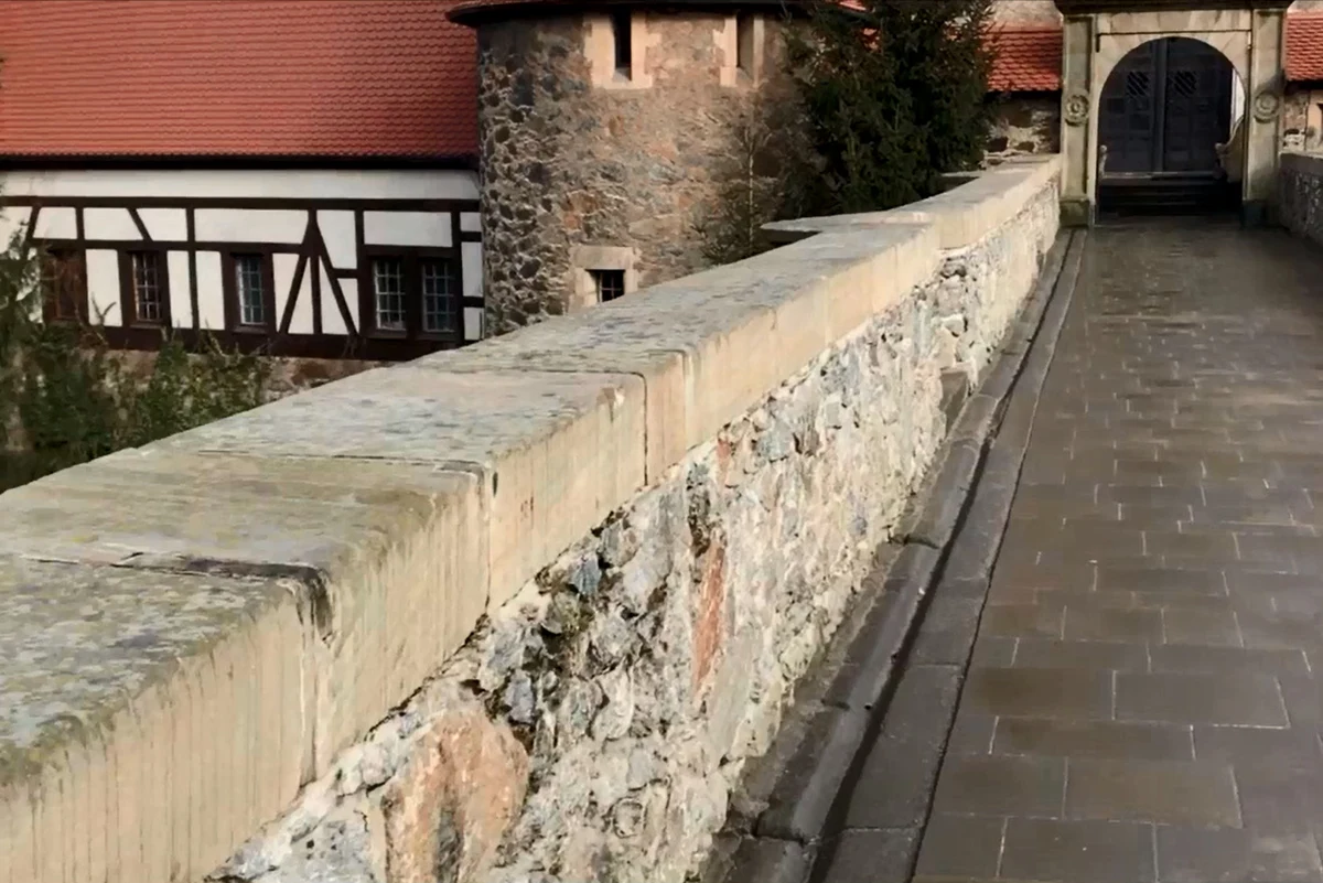 Podziemne tunele z ukrytymi skarbami. Nieznane skrytki, pomieszczenia, średniowieczne artefakty... Jakie skarby mogą jeszcze kryć dolnośląskie zamki? Co wspólnego z Zamkiem Książ mają obserwacje UFO? Antypapież w Zamku Grodno? Czy w Zamku Czocha została ukryta tajna broń? Odpowiedzi między innymi na te pytania szukamy w najnowszym odcinku wakacyjnego cyklu "Lato z odkrywcą - tajemnice dolnośląskich zamków". Czy warto wierzyć w legendy?