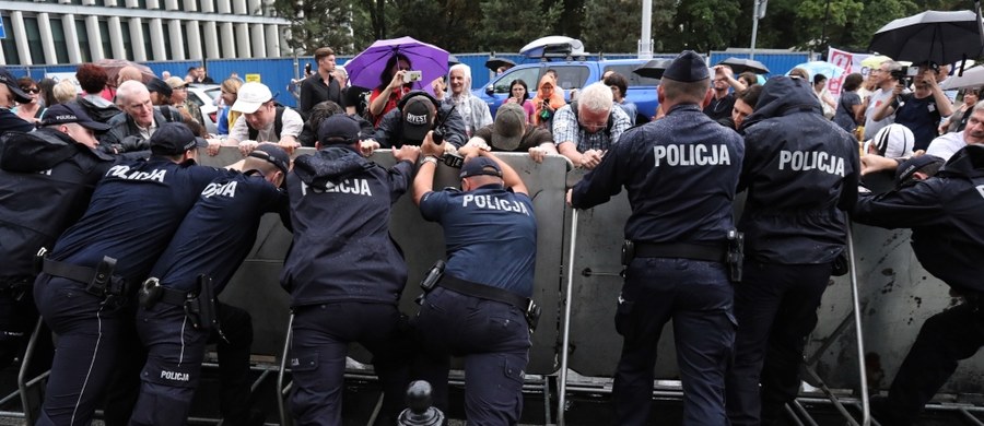 Cztery osoby zostały zatrzymane przez stołeczną policję po protestach przed Sejmem przeciwko przyjętym głosami PiS zmianom w sądownictwie. Podczas działań rannych zostało dwóch policjantów. Mężczyźni usłyszeli zarzuty.