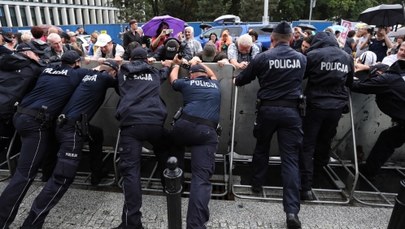 Protest przed Sejmem przeciwko zmianom w sądownictwie. Ranni zostali policjanci
