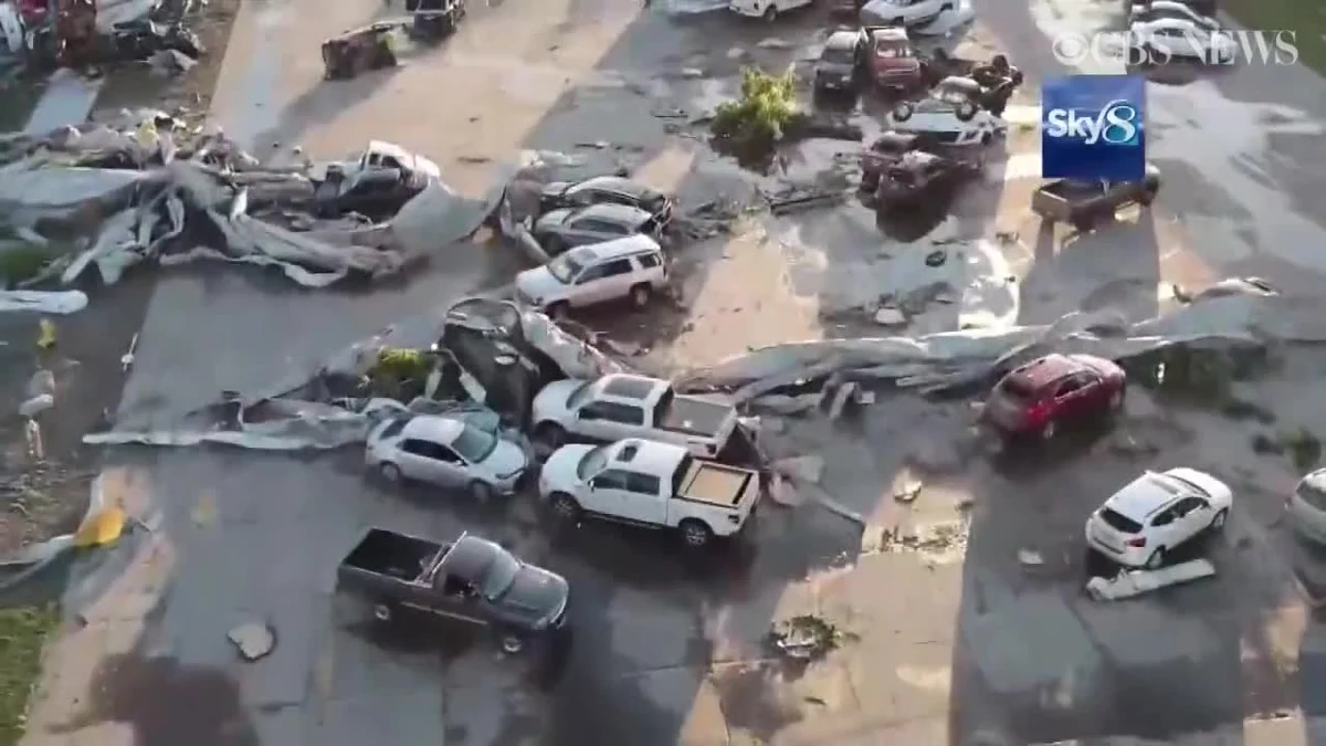 Kilka miast w stanie Iowa szacuje straty dokonane przez niszczycielskie tornada, które przeszły nad regionem. Zniszczenia są ogromne. Uszkodzonych zostało wiele budynków i setki samochodów. Silny wiatr ranił także co najmniej 17 osób. Jak podały służby meteorologiczne, w ciągu doby na Iowa przeszło 27 tornad.