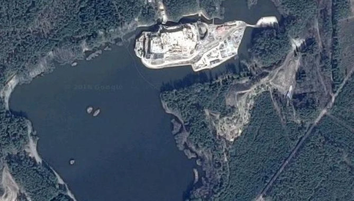 Wydział zamiejscowy Prokuratury Krajowej w Poznaniu zweryfikuje zawiadomienie resortu środowiska dot. budowy w Stobnicy - na terenie chronionym w Puszczy Noteckiej w województwie wielkopolskim - obiektu, który nawiązuje do średniowiecznych zamków otoczonych fosą. Zawiadomienie trafiło do Prokuratury Rejonowej w Obornikach.