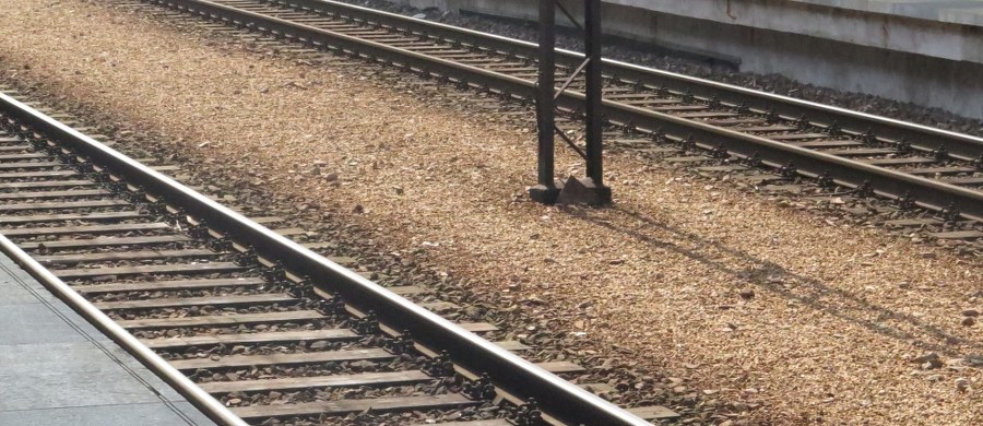 16-letnia dziewczyna zginęła Sząbruku (warmińsko-mazurskie) potrącona przez pociąg. Policjanci pod nadzorem prokuratora wyjaśniają okoliczności śmierci dziewczyny. 