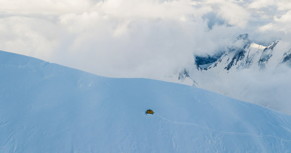 Andrzej Bargiel zaatakuje szczyt K2! Taka informacja pojawiła się na twitterowym profilu 30-latka, który chce dokonać pierwszego w historii zjazdu na nartach z tej drugiej pod względem wysokości góry Ziemi (8611 m). Pierwotnie próbę wejścia na wierzchołek "góry gór" planowano na sobotę, ale z powodu gorszego samopoczucia towarzyszącego Bargielowi Janusza Gołąba podjęto decyzję o przesunięciu ataku szczytowego.