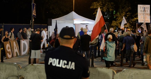 Zachowanie policjantów pod Sejmem było profesjonalnie, zdecydowane i takie powinno być; mieliśmy do czynienia z sytuacją niezwykle dynamiczną, sytuacją, w której została naruszona nietykalność funkcjonariuszy publicznych - powiedział w sobotę PAP rzecznik KSP kom. Sylwester Marczak.