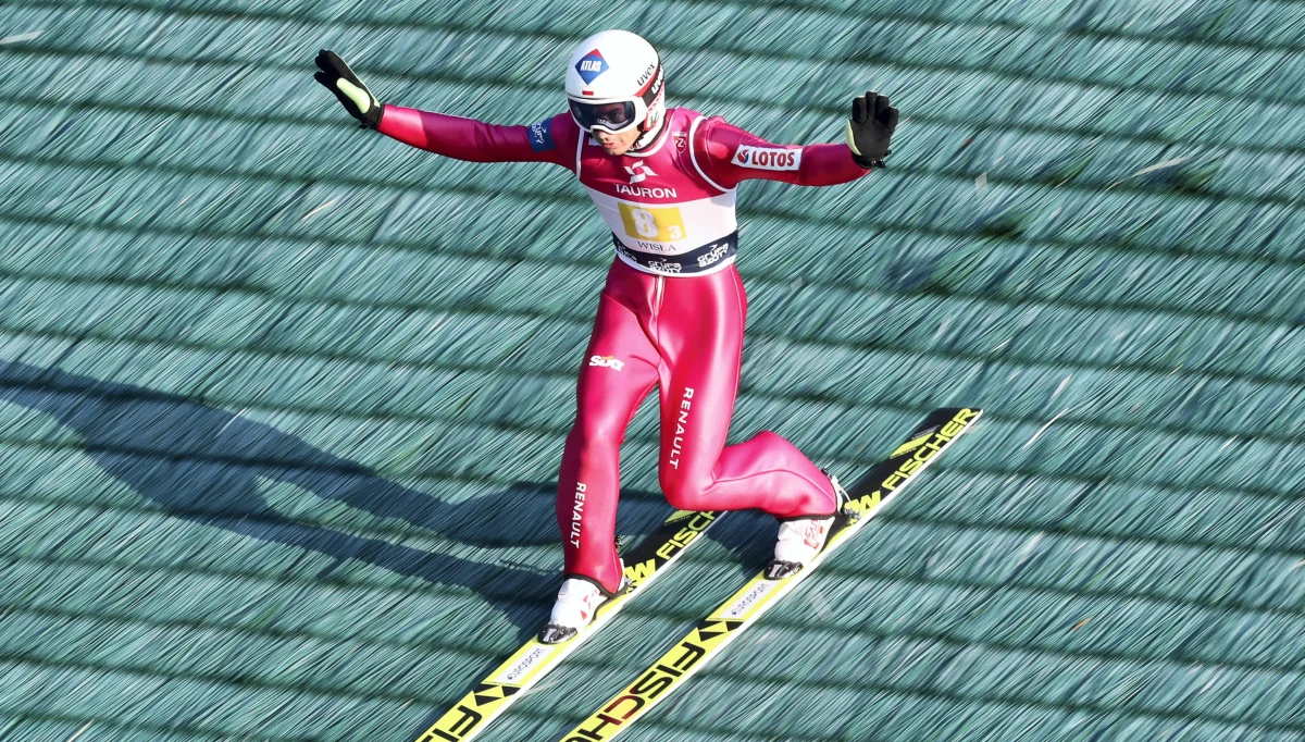 Polska zdecydowanie wygrała drużynowy konkurs Letniej Grand Prix w skokach narciarskich w Wiśle. Podopieczni trenera Stefana Horngachera zgromadzili 1073,3 pkt i drugich Niemców wyprzedzili aż o 71,3. Trzecie miejsce zajęła Norwegia.