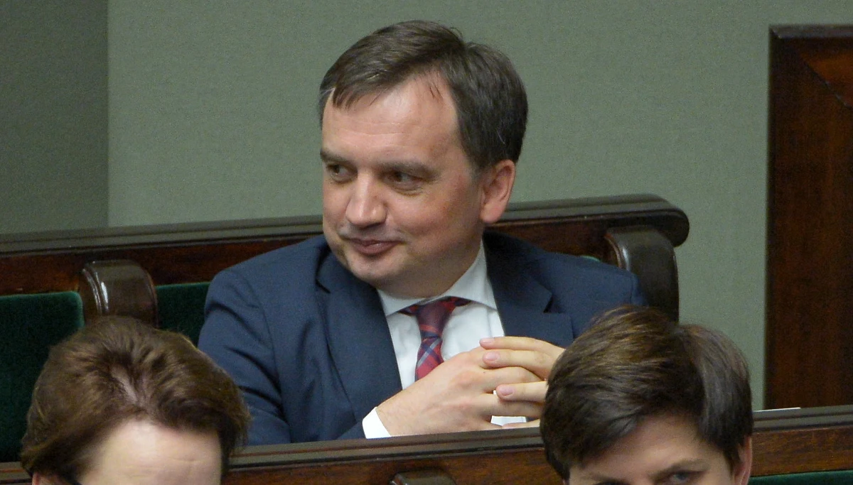 ​Opozycja przegrała bitwy o sądy - powiedział minister sprawiedliwości Zbigniew Ziobro. Szef MS przekonywał jednocześnie, że konieczna była szybka nowelizacja przepisów o sądownictwie, ponieważ rząd nie może nie reagować na "próbę storpedowania procesu zmian".