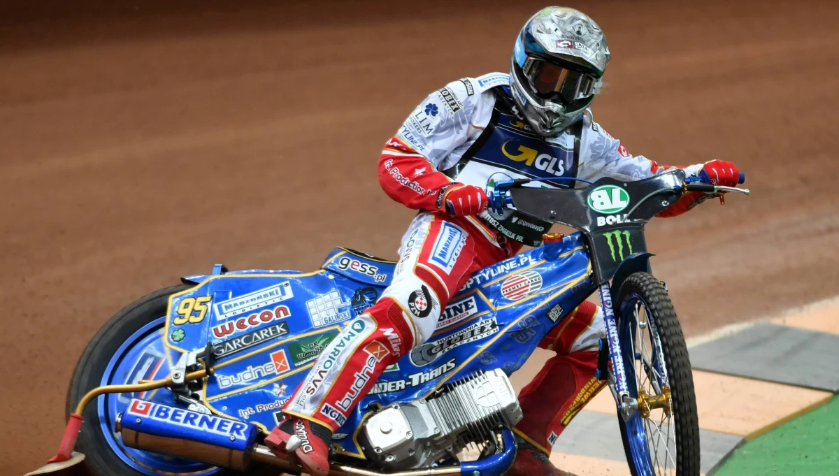 ​Bartosz Zmarzlik wygrał żużlową Grand Prix Wielkiej Brytanii w Cardiff, piątą eliminację żużlowych mistrzostw świata. Trzecie miejsce zajął Maciej Janowski, a Polaków na podium rozdzielił Anglik Tai Woffinden.