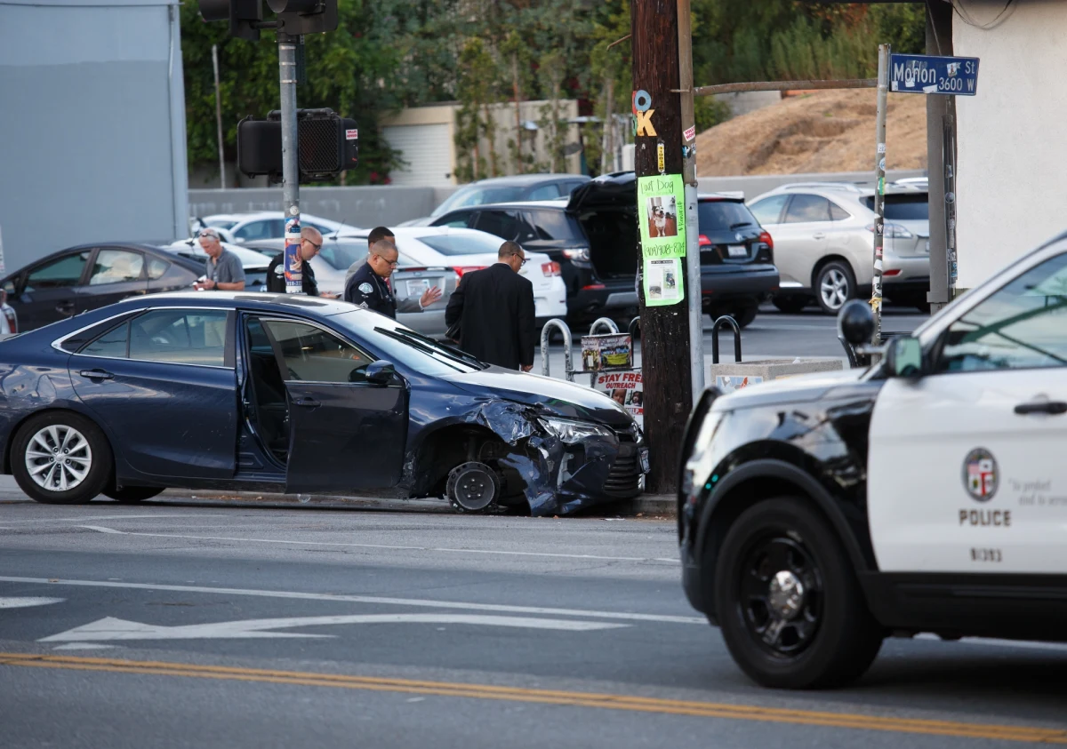 Napastnik wziął zakładników w supermarkecie w Los Angeles. Wcześniej podejrzany oddał dwa strzały, po tym, jak policja ruszyła w pościg za jego samochodem. Po rozbiciu pojazdu napastnik uciekał pieszo i skrył się w supermarkecie - podało BBC w niedzielę nad ranem.